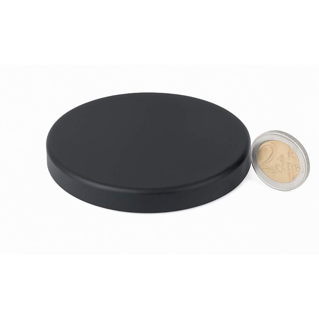 Unterseite eines gummierten Neodym-Topfmagneten mit 66 mm Durchmesser