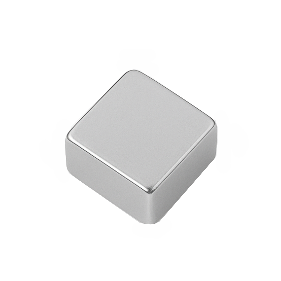 Silberfarbener Neodym-Supermagnet 10x10x5 mm in Nahaufnahme – glänzende Oberfläche