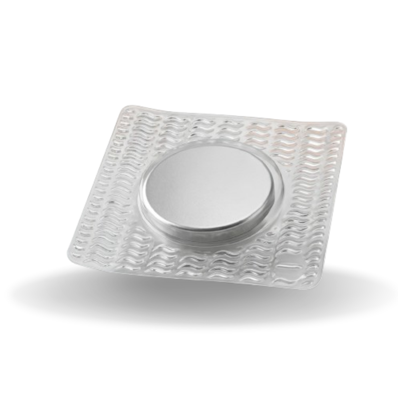 Einnähbarer Neodym-Magnet 12x2 mm eckig, silberne Magnetscheibe in transparenter Textilfassung – Produktansicht auf Weiß