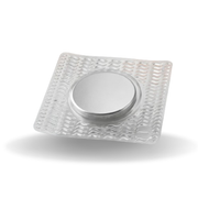 Einnähbarer Neodym-Magnet 18x2 mm eckig, silberne Magnetscheibe in transparenter Textilfassung – Produktansicht auf Weiß