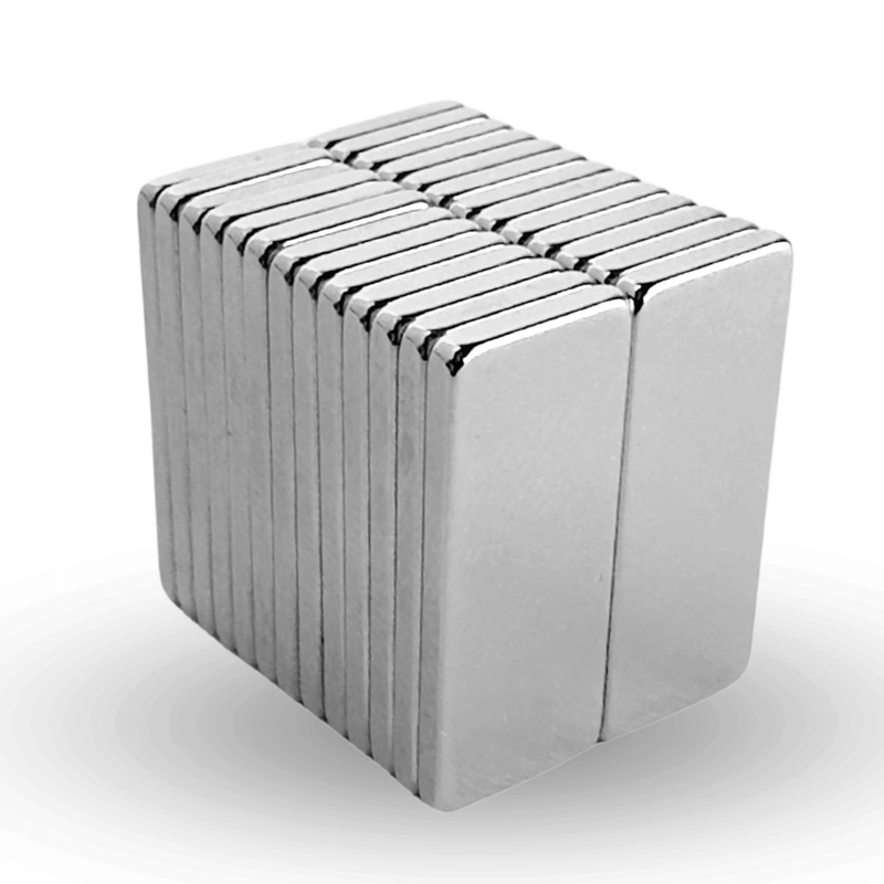 Stapel rechteckiger Neodym-Quadermagnete, 30 x 10 x 5 mm, auf weißem Hintergrund