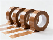 Mehrere Rollen braunes Packband 48 mm nebeneinander aufgereiht