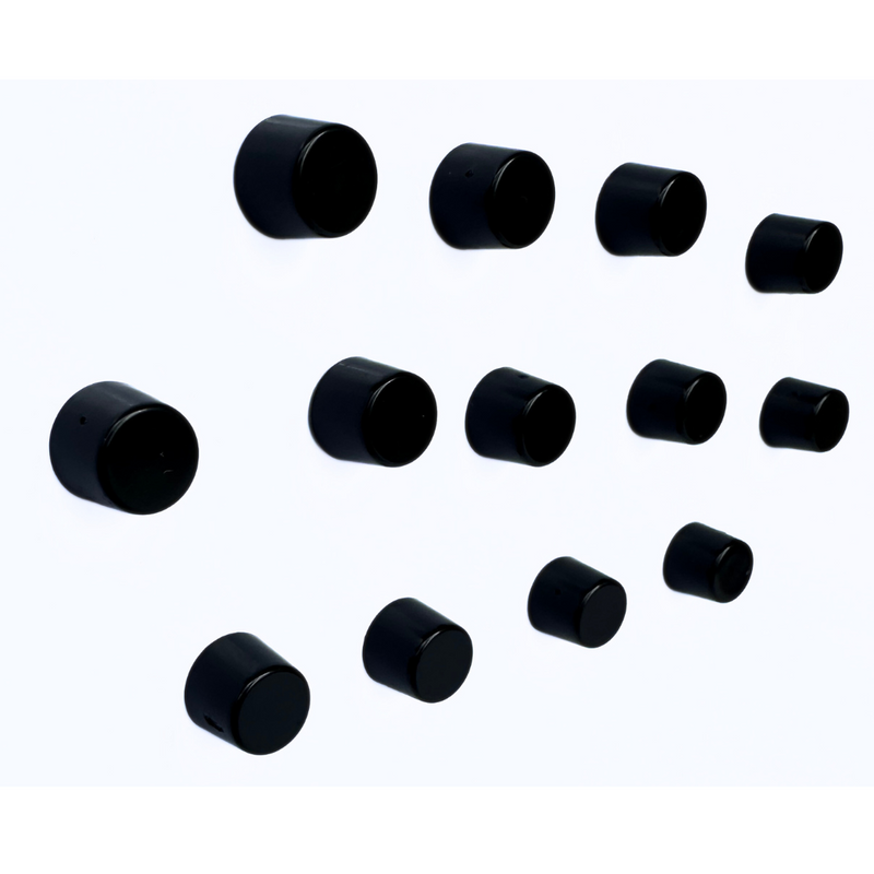 Detailaufnahme: runder schwarzer Magnet auf Metalltafel – kompakt & leistungsstark