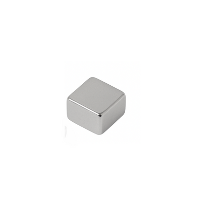 Detailansicht des vernickelten Neodym-Supermagneten 5x5x2 mm – glänzende Oberfläche