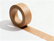 Rolle Papier-Packband in Naturbraun, Nahaufnahme im weichen Licht