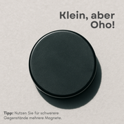 Detailansicht: Rundmagnet 24x8mm schwarz auf Metalloberfläche