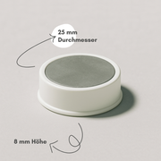 Magnet 24x8mm rund in Weiß auf Pinnwand mit Papier befestigt